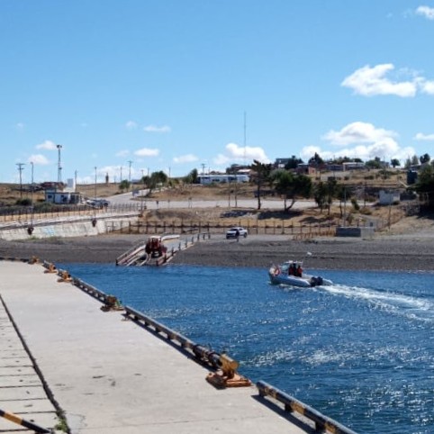 Embarcación Viento sur ingresando al puerto de Bahía Camarones